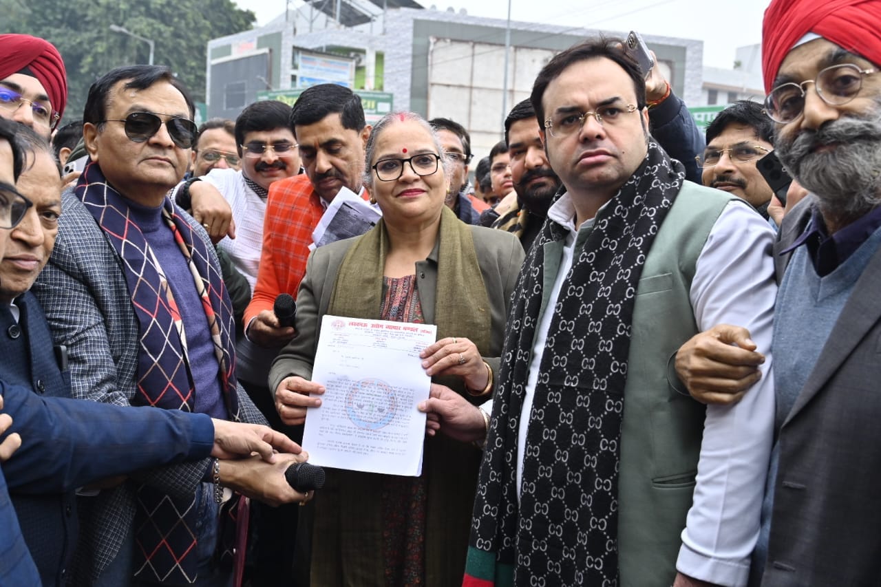 महापौर को ज्ञापन देते व्यापारी।