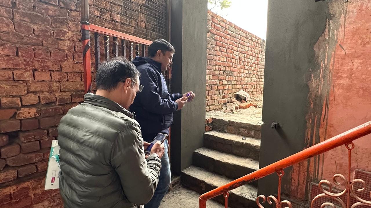 पक्का घाट मंदिर में स्थानीय लोगो से बात करते एसपी कमलदीप गोयल। संवाद