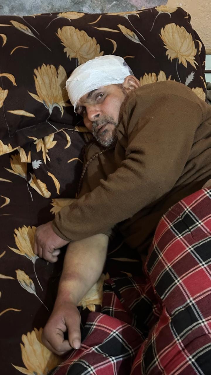 पक्का घाट मंदिर में स्थानीय लोगो से बात करते एसपी कमलदीप गोयल। संवाद