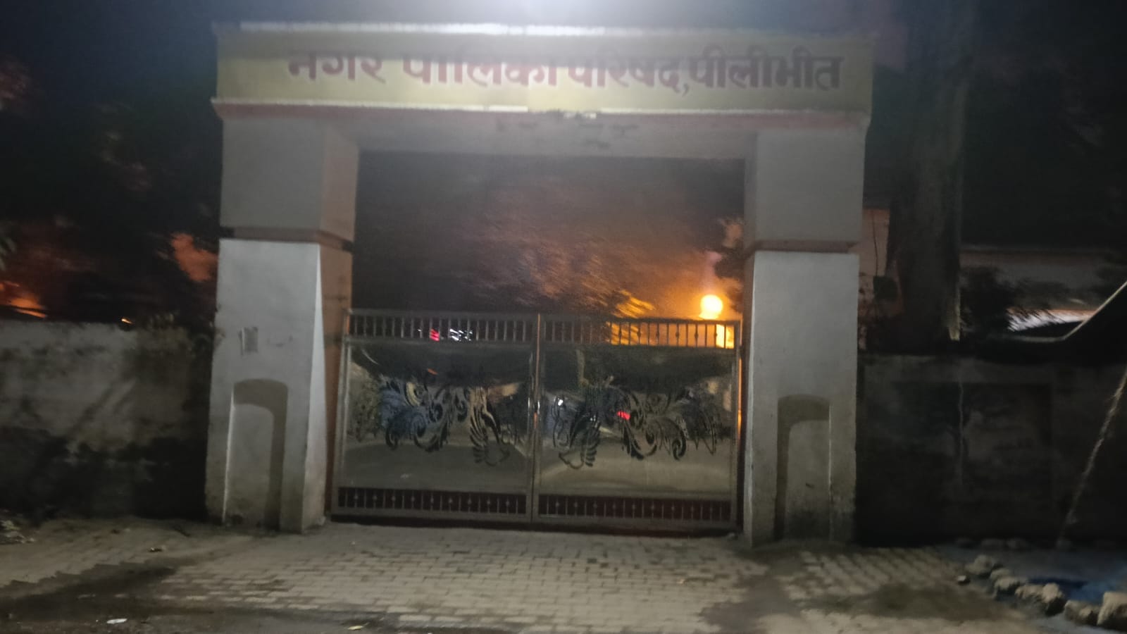 पीलीभीत रेलवे स्टेशन परिसर में खुले में लेटा यात्री संवाद