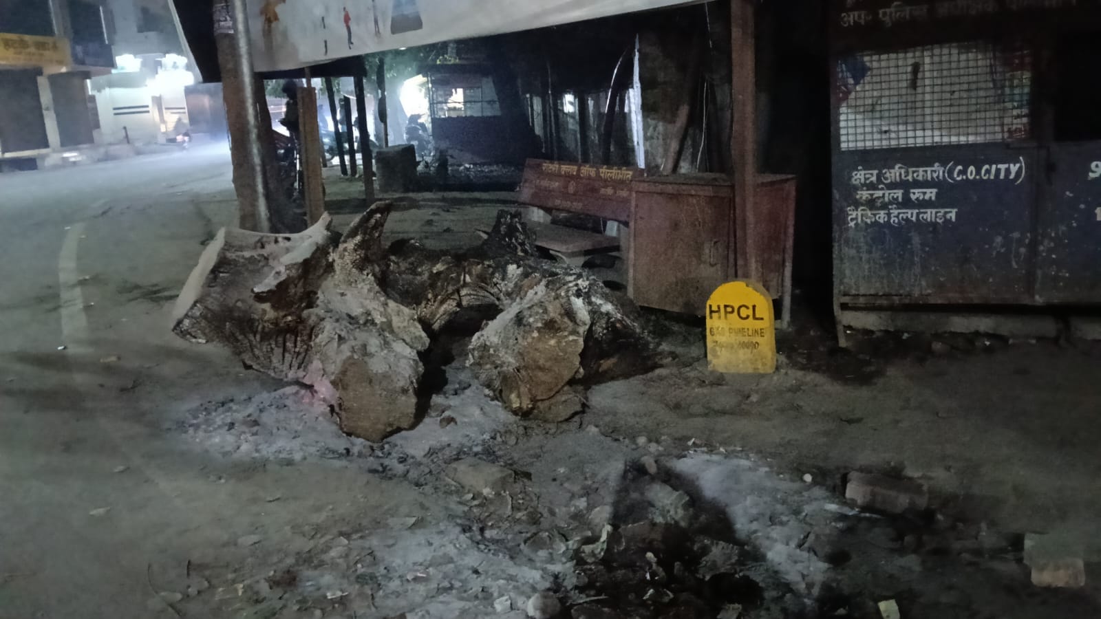 पीलीभीत रेलवे स्टेशन परिसर में खुले में लेटा यात्री संवाद