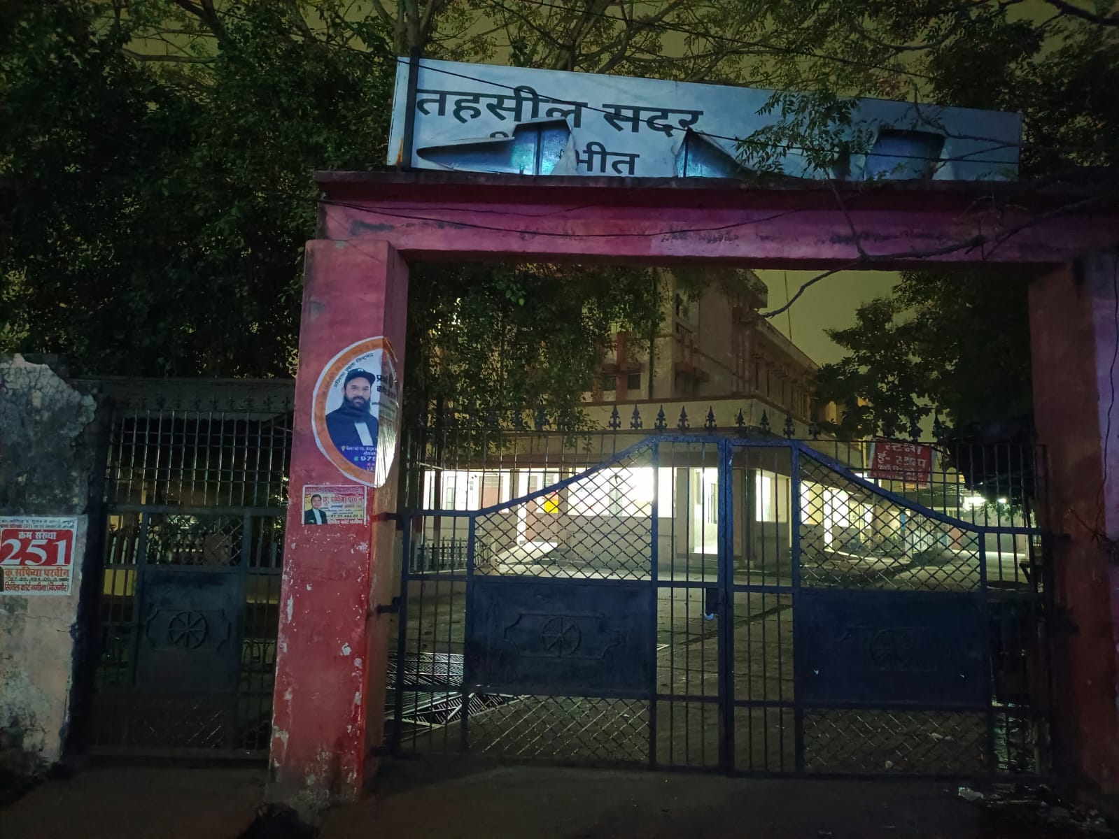 पीलीभीत रेलवे स्टेशन परिसर में खुले में लेटा यात्री संवाद