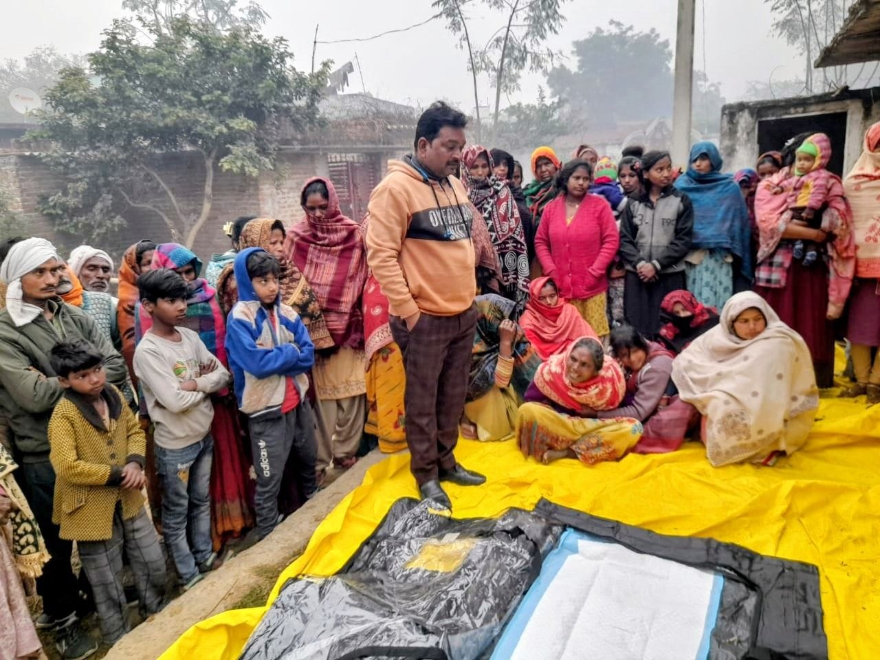 प्रकाश की फाइल फोटो व रोते-बिलखते परिजन। प्रकाश की फाइल फोटो व रोते-बिलखते परिजन।