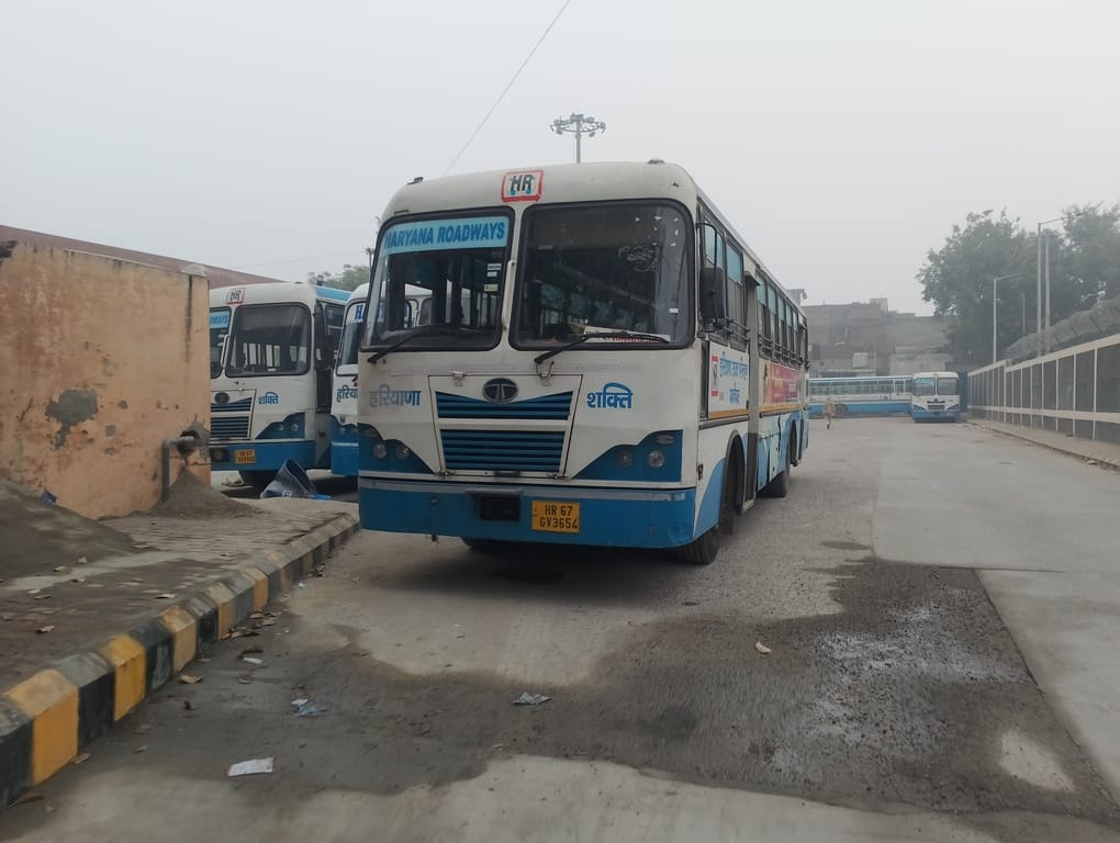 पुराना बस स्टैंड पर खड़ी बसों पर नहीं लगी फॉग लाइट। संवाद पुराना बस स्टैंड पर खड़ी बसों पर नहीं लगी फॉग लाइट। संवाद