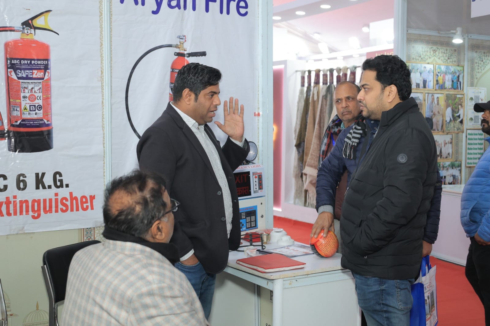 प्रदर्शनी में जानकारी लेते उद्यमी। संवाद प्रदर्शनी में जानकारी लेते उद्यमी। संवाद