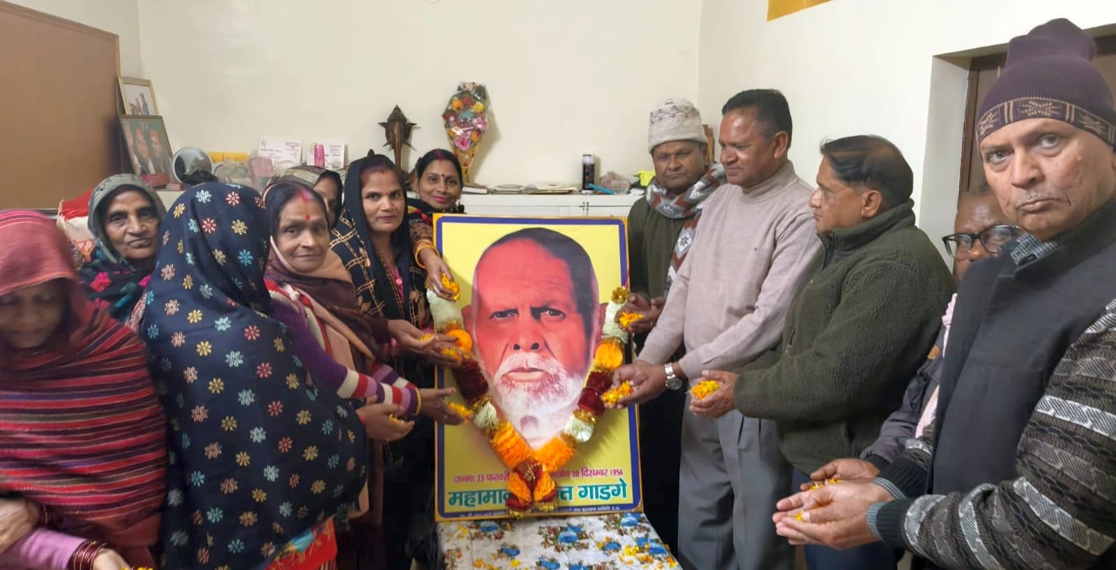 पुवायां में संत गाडगे की पुण्यतिथि पर श्रद्धांजली देते लोग। स्रोत: आयोजक पुवायां में संत गाडगे की पुण्यतिथि पर श्रद्धांजली देते लोग। स्रोत: आयोजक