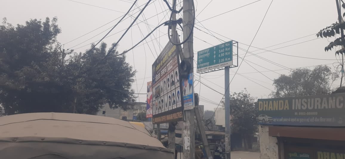 सेक्टर-17 में मोड़ पर लगा अवैध होर्डिंग। संवाद सेक्टर-17 में मोड़ पर लगा अवैध होर्डिंग। संवाद