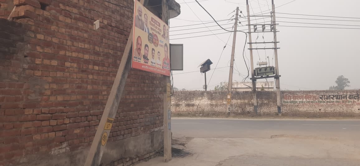 सेक्टर-17 में मोड़ पर लगा अवैध होर्डिंग। संवाद सेक्टर-17 में मोड़ पर लगा अवैध होर्डिंग। संवाद