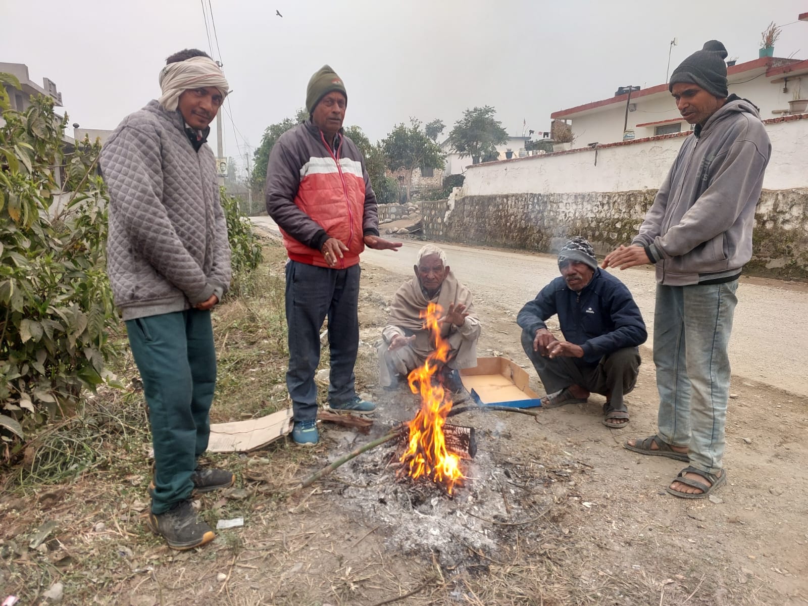 सेलाकुई में आग के पास बैठकर सर्दी दूर करने का प्रयास करते क्षेत्रवासी। संवाद सेलाकुई में आग के पास बैठकर सर्दी दूर करने का प्रयास करते क्षेत्रवासी। संवाद