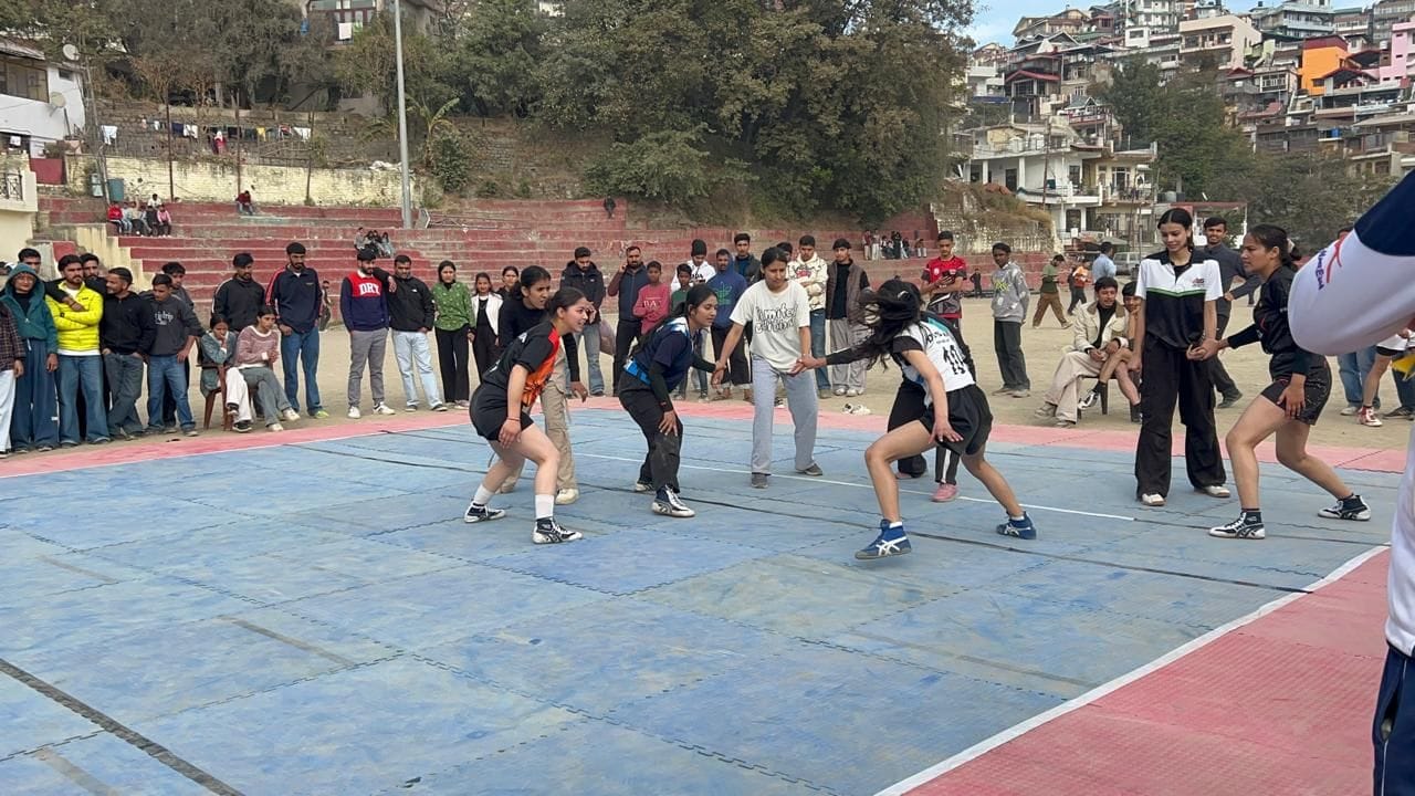 संस्कृत कॉलेज सोलन की वार्षिक स्पोर्टस मीट के दौरान कबड्डी प्रतियोगिता के दौरान दमखम दिखाते हु संस्कृत कॉलेज सोलन की वार्षिक स्पोर्टस मीट के दौरान कबड्डी प्रतियोगिता के दौरान दमखम दिखाते हु