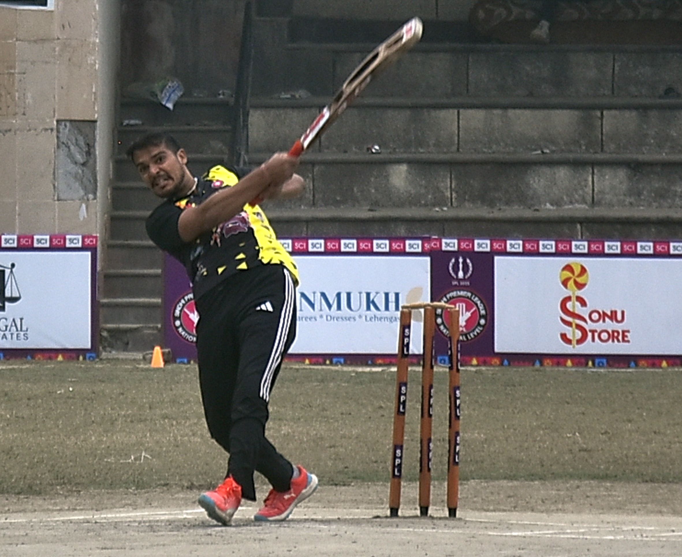 सिंधी प्रीमियर लीग में मुकाबले के दौरान शॉट लगाते खिलाड़ी। सिंधी प्रीमियर लीग में मुकाबले के दौरान शॉट लगाते खिलाड़ी।