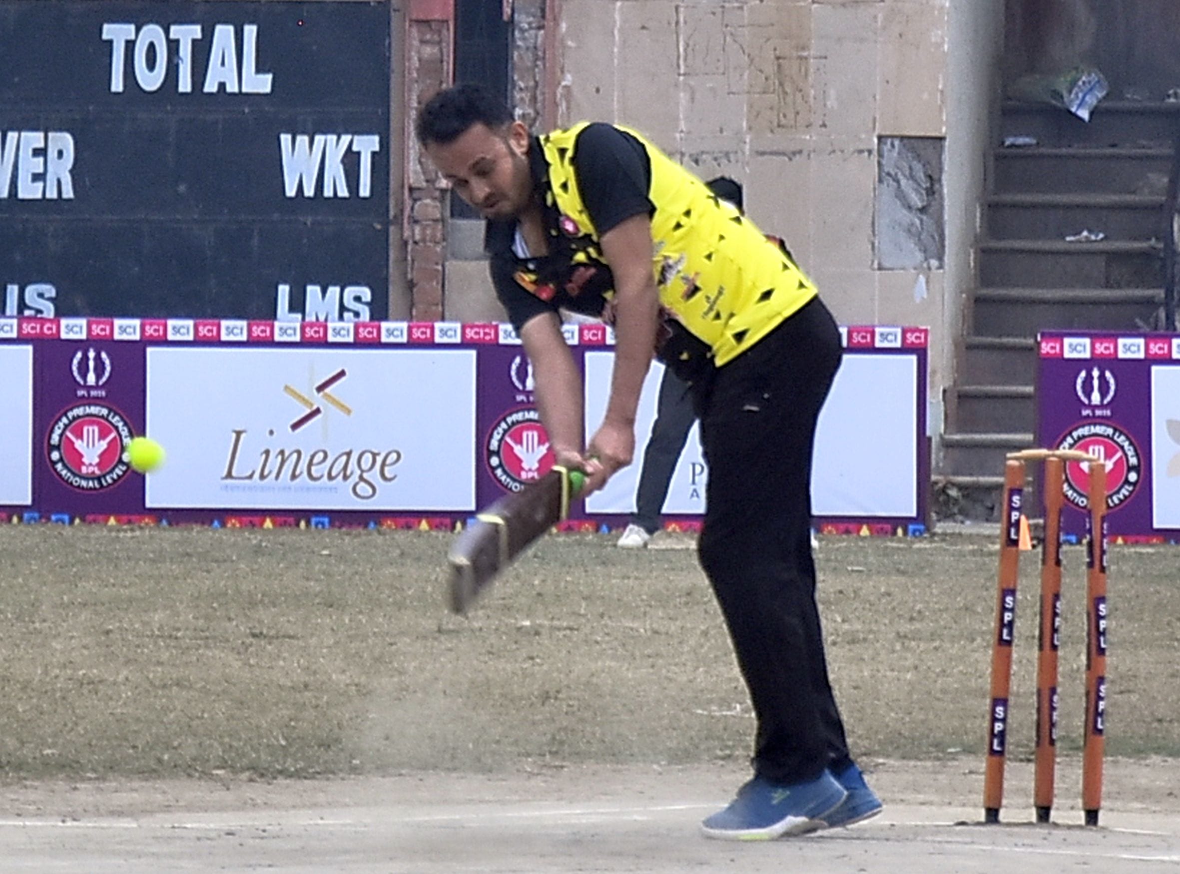 सिंधी प्रीमियर लीग में मुकाबले के दौरान शॉट लगाते खिलाड़ी। सिंधी प्रीमियर लीग में मुकाबले के दौरान शॉट लगाते खिलाड़ी।