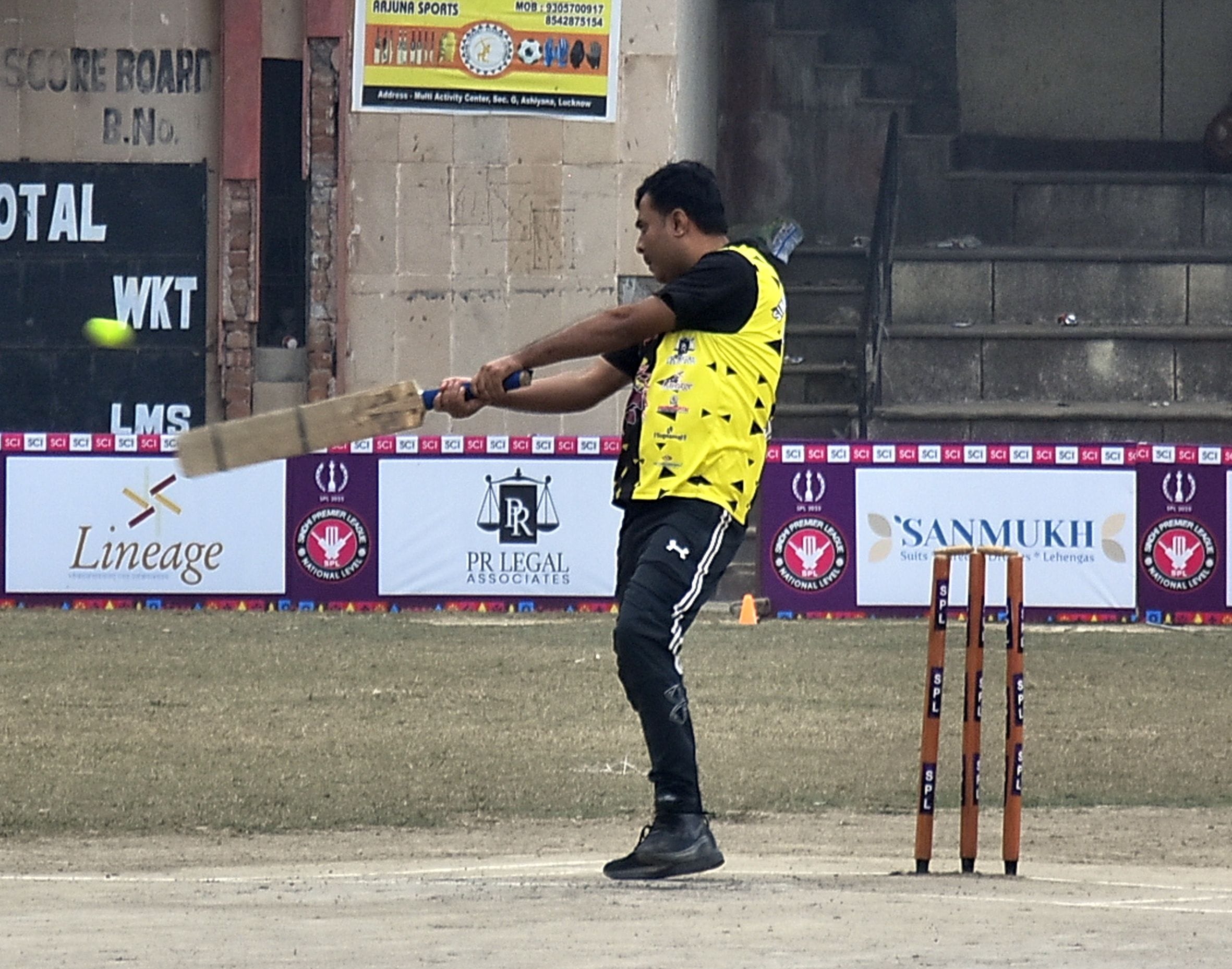 सिंधी प्रीमियर लीग में मुकाबले के दौरान शॉट लगाते खिलाड़ी। सिंधी प्रीमियर लीग में मुकाबले के दौरान शॉट लगाते खिलाड़ी।