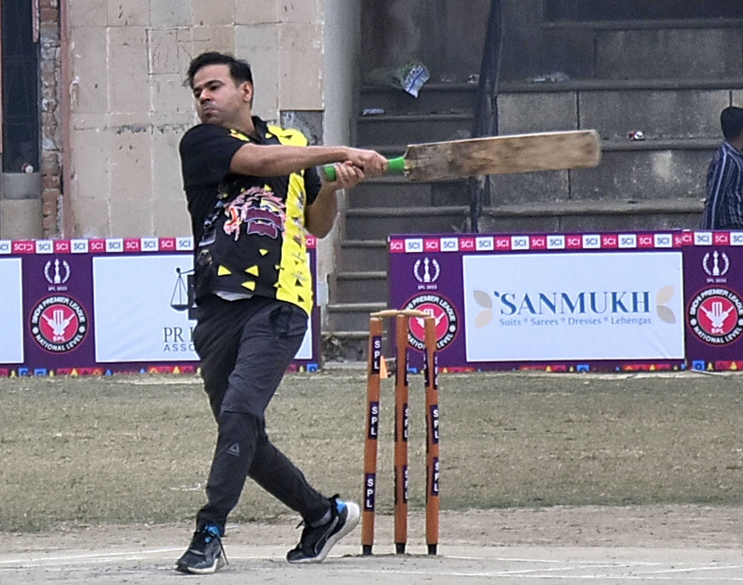 सिंधी प्रीमियर लीग में मुकाबले के दौरान शॉट लगाते खिलाड़ी। सिंधी प्रीमियर लीग में मुकाबले के दौरान शॉट लगाते खिलाड़ी।