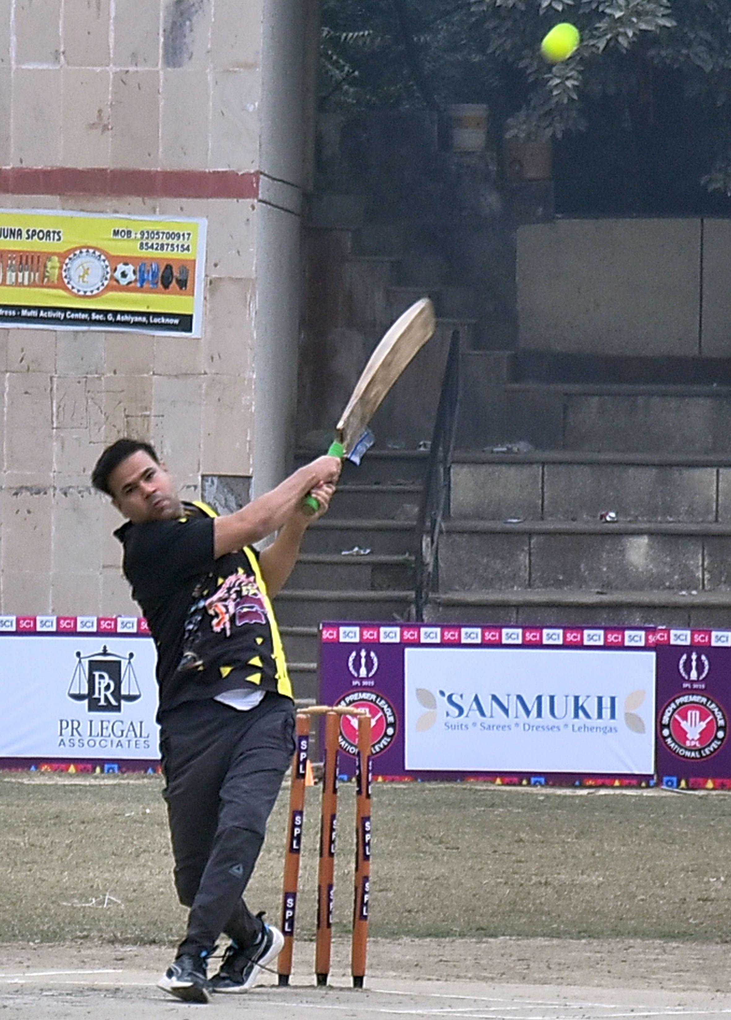 सिंधी प्रीमियर लीग में मुकाबले के दौरान शॉट लगाते खिलाड़ी। सिंधी प्रीमियर लीग में मुकाबले के दौरान शॉट लगाते खिलाड़ी।