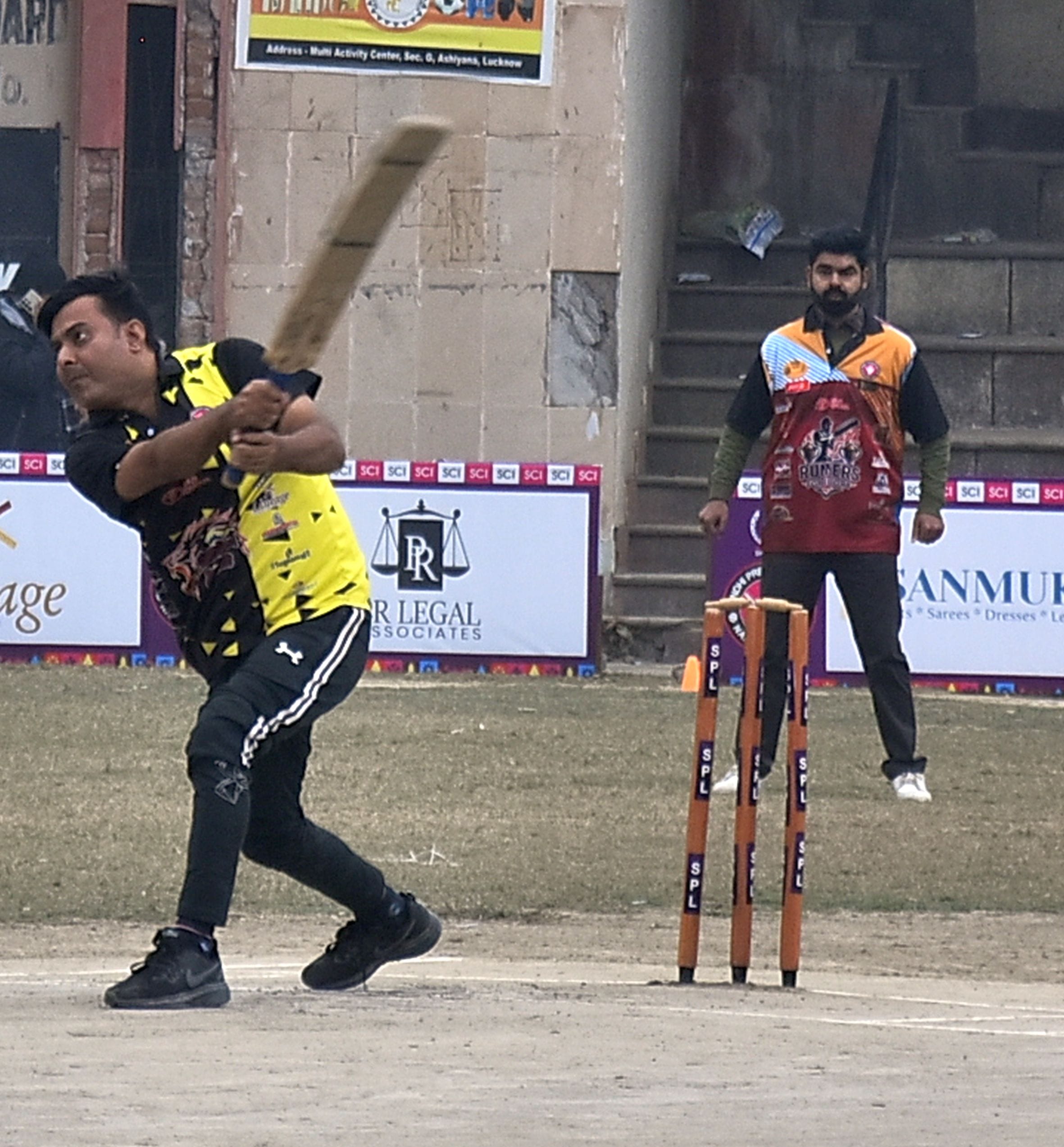 सिंधी प्रीमियर लीग में मुकाबले के दौरान शॉट लगाते खिलाड़ी। सिंधी प्रीमियर लीग में मुकाबले के दौरान शॉट लगाते खिलाड़ी।