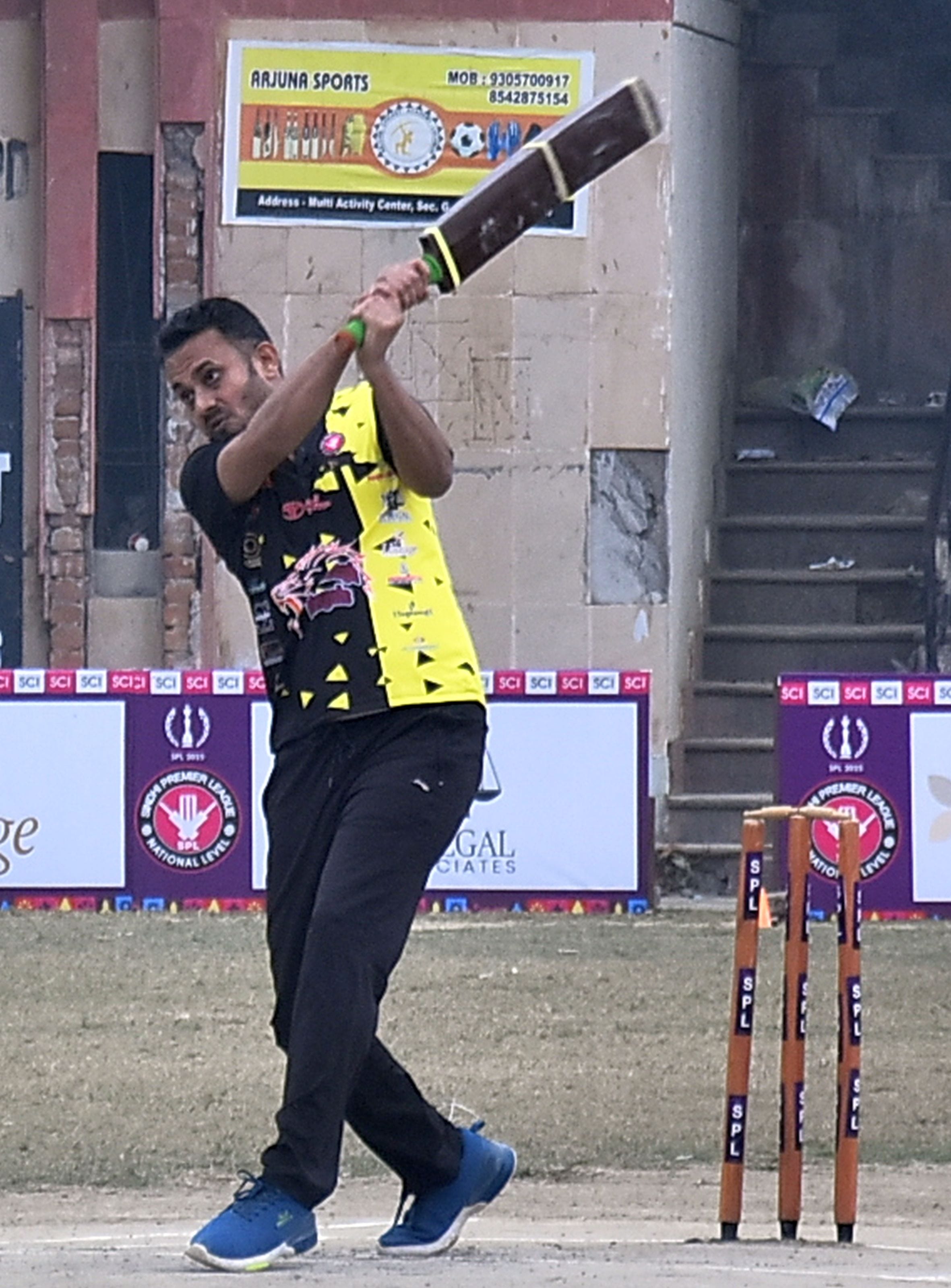 सिंधी प्रीमियर लीग में मुकाबले के दौरान शॉट लगाते खिलाड़ी। सिंधी प्रीमियर लीग में मुकाबले के दौरान शॉट लगाते खिलाड़ी।