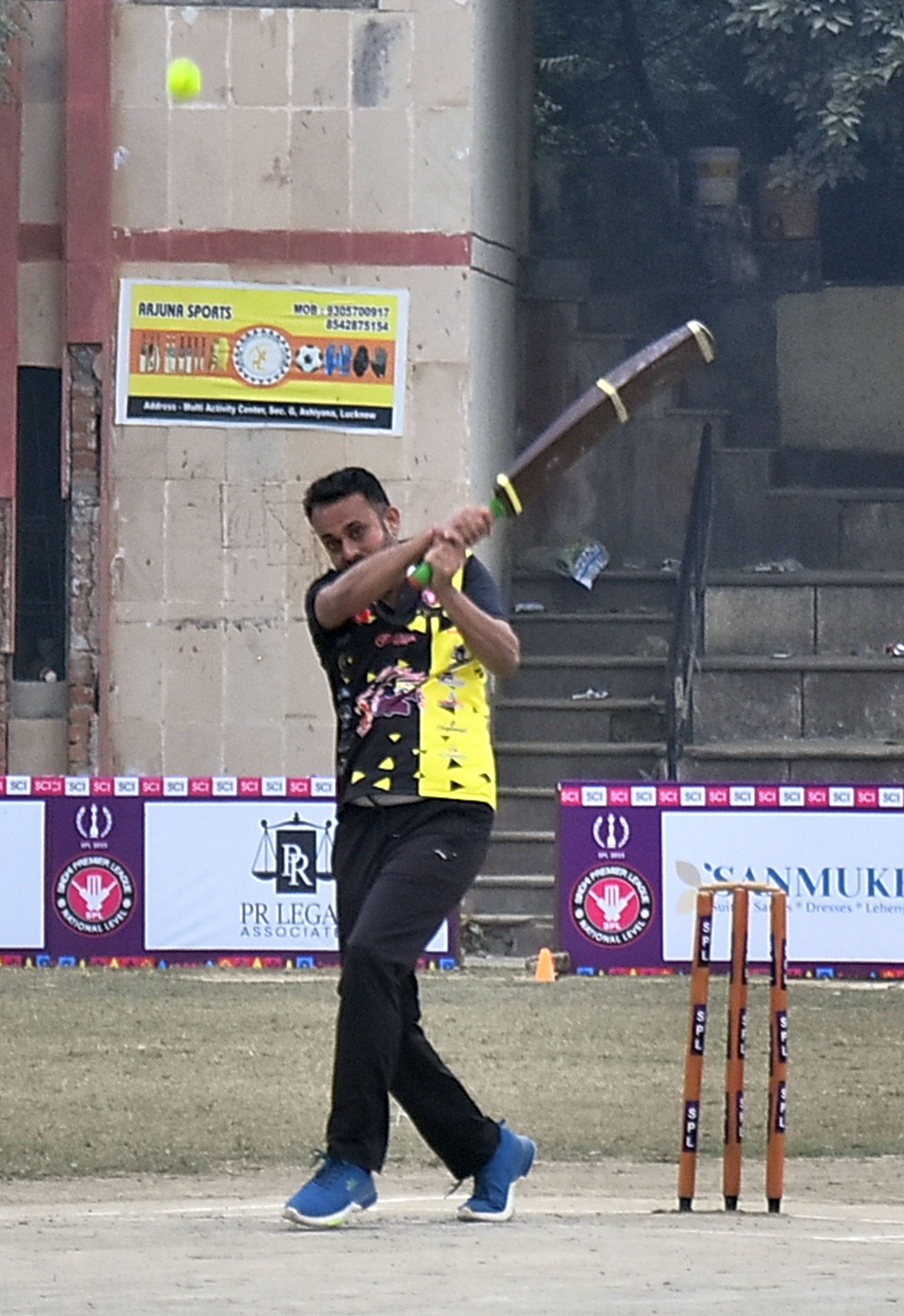 सिंधी प्रीमियर लीग में मुकाबले के दौरान शॉट लगाते खिलाड़ी। सिंधी प्रीमियर लीग में मुकाबले के दौरान शॉट लगाते खिलाड़ी।