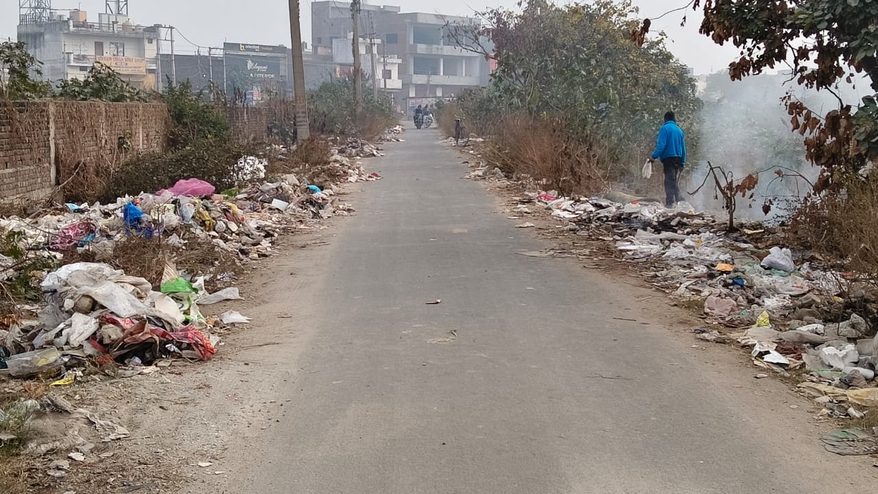 शक्ति नगर में वेंडिंग जोन के बाहर लगा कचरे का ढेर। संवाद शक्ति नगर में वेंडिंग जोन के बाहर लगा कचरे का ढेर। संवाद
