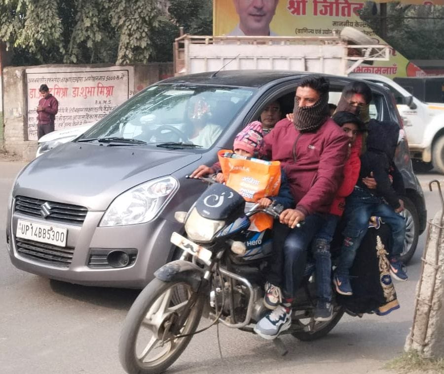 शाहजहांपुर में कचहरी पुल की ओर बिना हेलमेट के जाते पुलिस कर्मी। संवाद