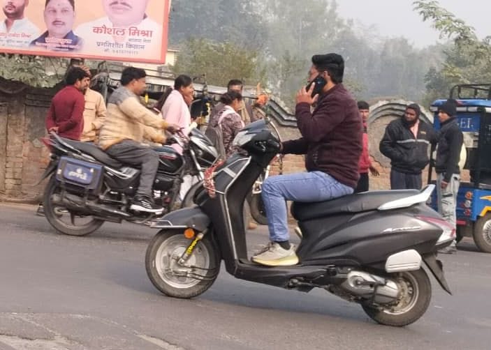 शाहजहांपुर में कचहरी पुल की ओर बिना हेलमेट के जाते पुलिस कर्मी। संवाद