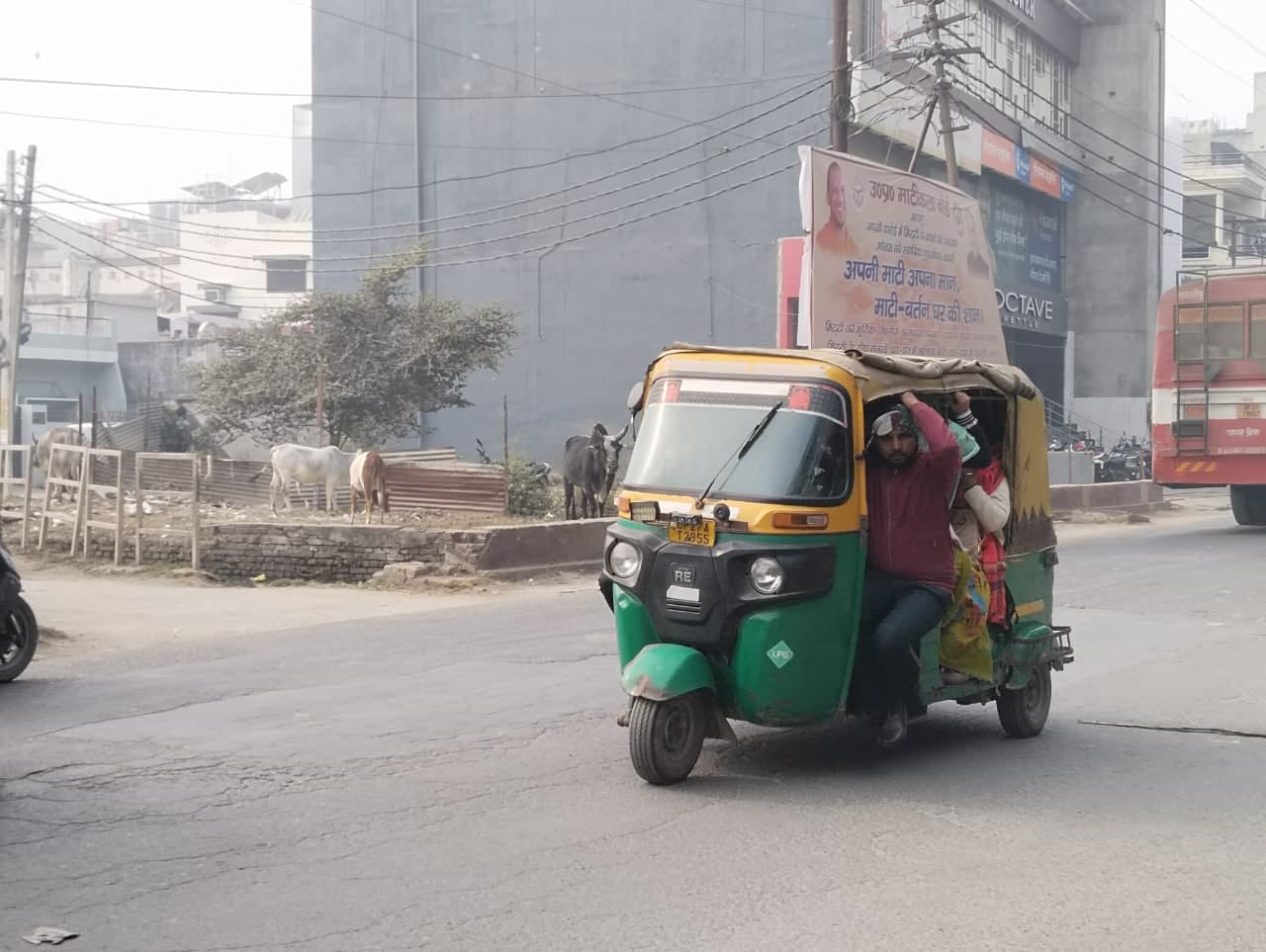 शाहजहांपुर में कचहरी पुल की ओर बिना हेलमेट के जाते पुलिस कर्मी। संवाद