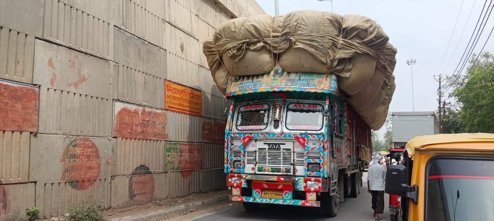 शाहजहांपुर में कचहरी पुल की ओर बिना हेलमेट के जाते पुलिस कर्मी। संवाद