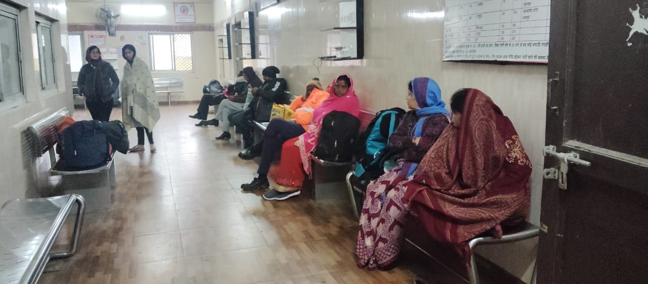 शनिवार की रात 12:15 बजे घने कोहरे के बीच नेशनल हाईवे पर अतर्रा चुंगी के नजदीक गुजरते वाहन। संवा शनिवार की रात 12:15 बजे घने कोहरे के बीच नेशनल हाईवे पर अतर्रा चुंगी के नजदीक गुजरते वाहन। संवा
