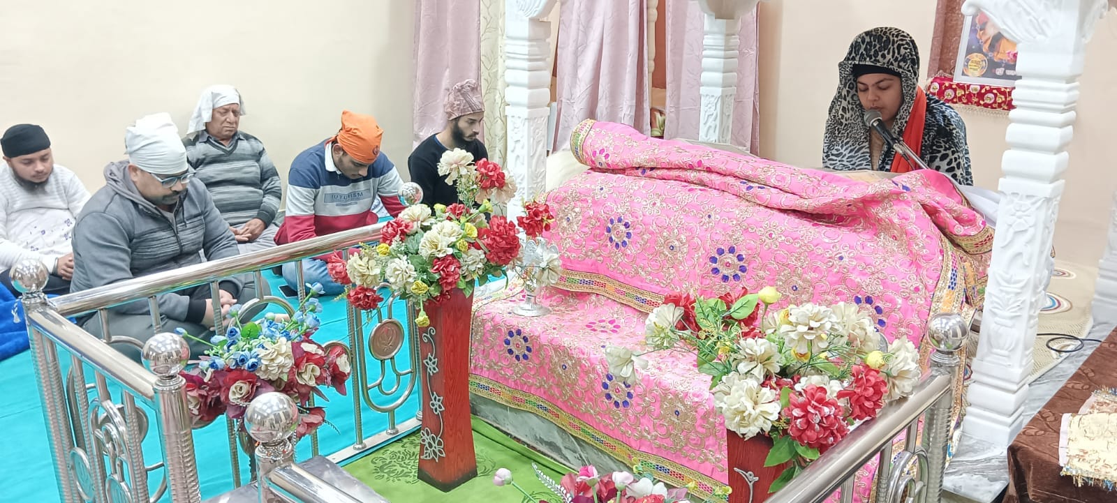 फ़ोटो गुरुद्वारा में आयोजित कार्यक्रम में प्रस्तुति देते सिख समाज के लोग। संवाद