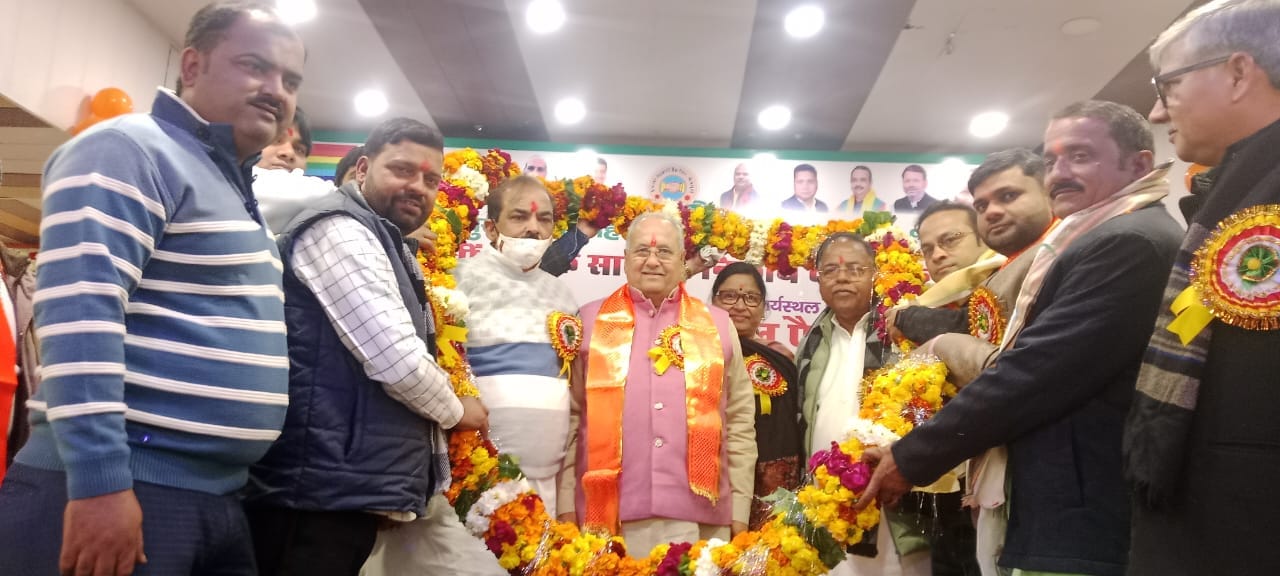 फ़ोटो गुरुद्वारा में आयोजित कार्यक्रम में प्रस्तुति देते सिख समाज के लोग। संवाद