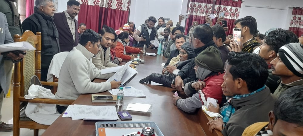 तहसीलों में समाधान दिवस में पहुंचे लोग। तहसीलों में समाधान दिवस में पहुंचे लोग।