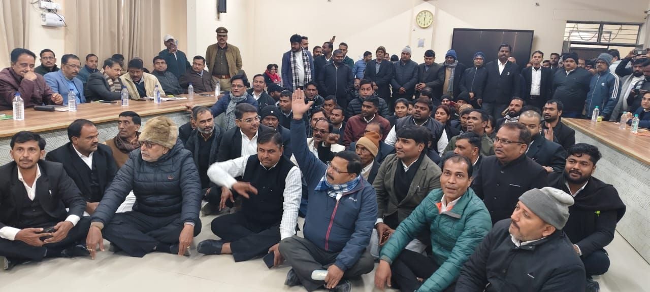 तहसीलों में समाधान दिवस में पहुंचे लोग। तहसीलों में समाधान दिवस में पहुंचे लोग।