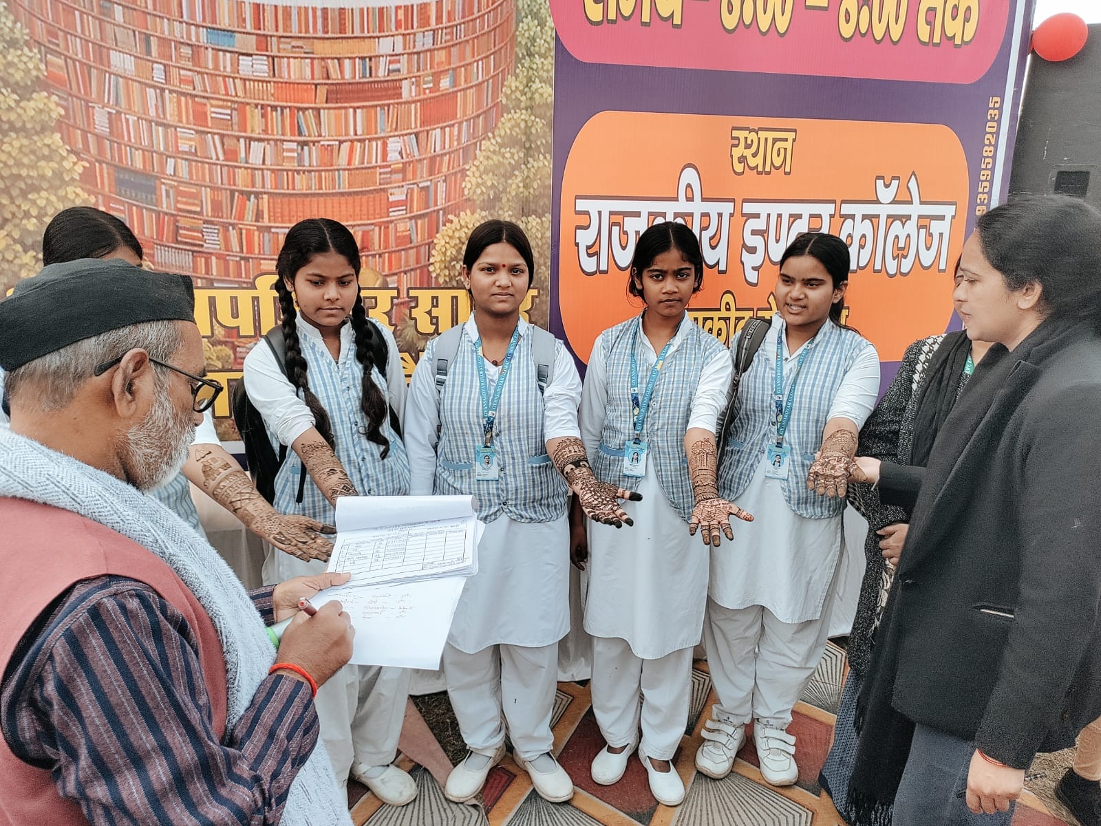 दशम पुस्तक मेला में राज्य महिला आयोग की सदस्य रेनू गौड़ छात्र-छात्राओं को संबोधित करती हुईं। सं