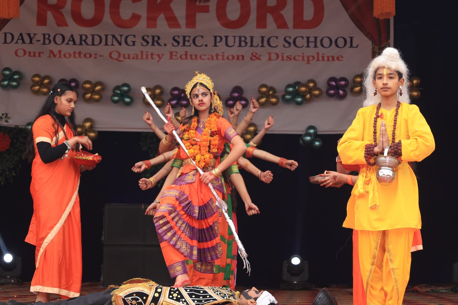 ऊना के रॉकफोर्ड स्कूल में बार्षिक समारोह में प्रस्तुति देते नन्हे विद्यार्थी।संवाद ऊना के रॉकफोर्ड स्कूल में बार्षिक समारोह में प्रस्तुति देते नन्हे विद्यार्थी।संवाद