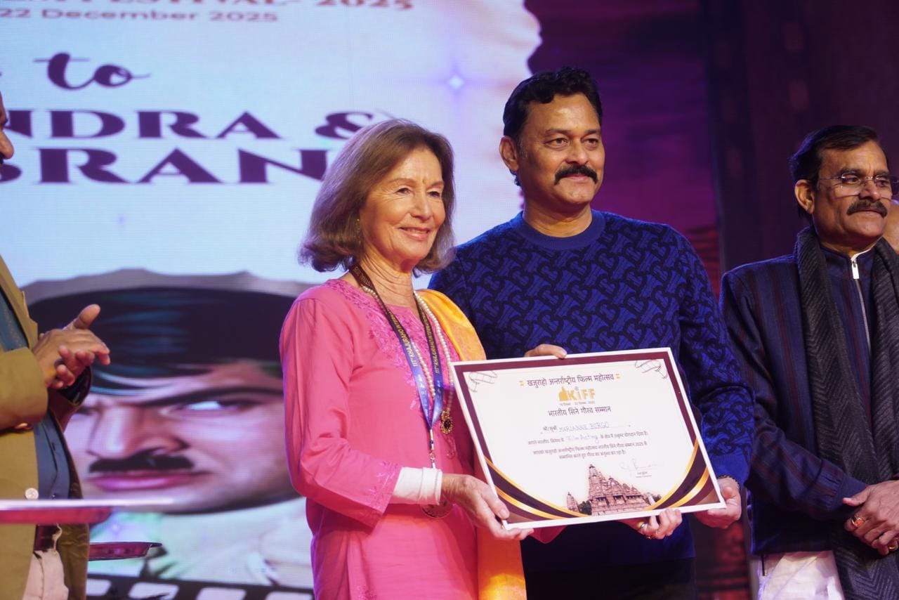 v28 सीकेटीपी-11- परिचय-खजुराहो फिल्म फेस्टिवल में मंच से बुंदेली गीत संगीत प्रस्तुतीकरण के दौरा