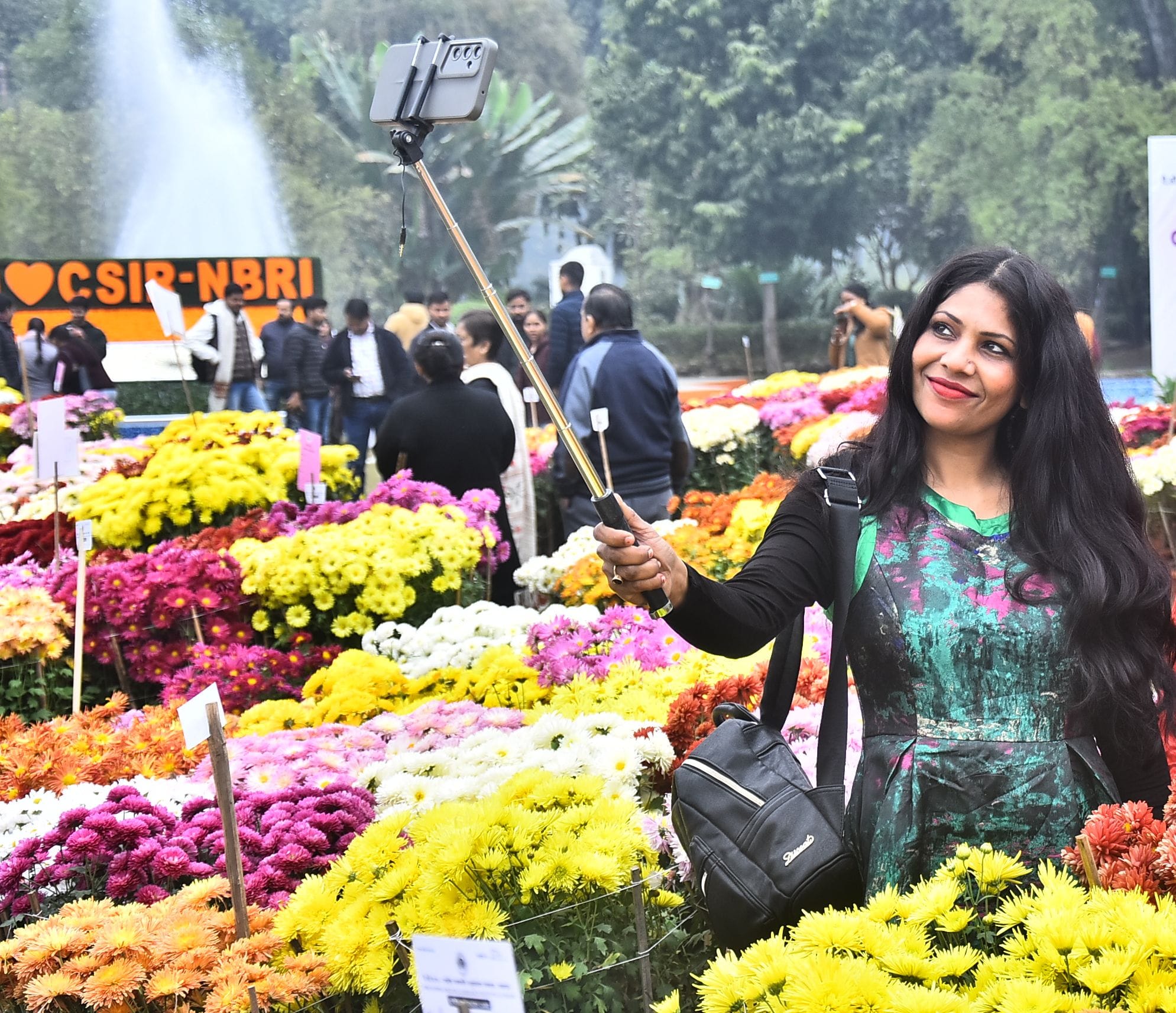 वनस्पति उद्यान स्थित सेंट्रल लॉन में दो दिवसीय गुलदाउदी एवं कोलियस पुष्प प्रदर्शनी–2025 का शुभा