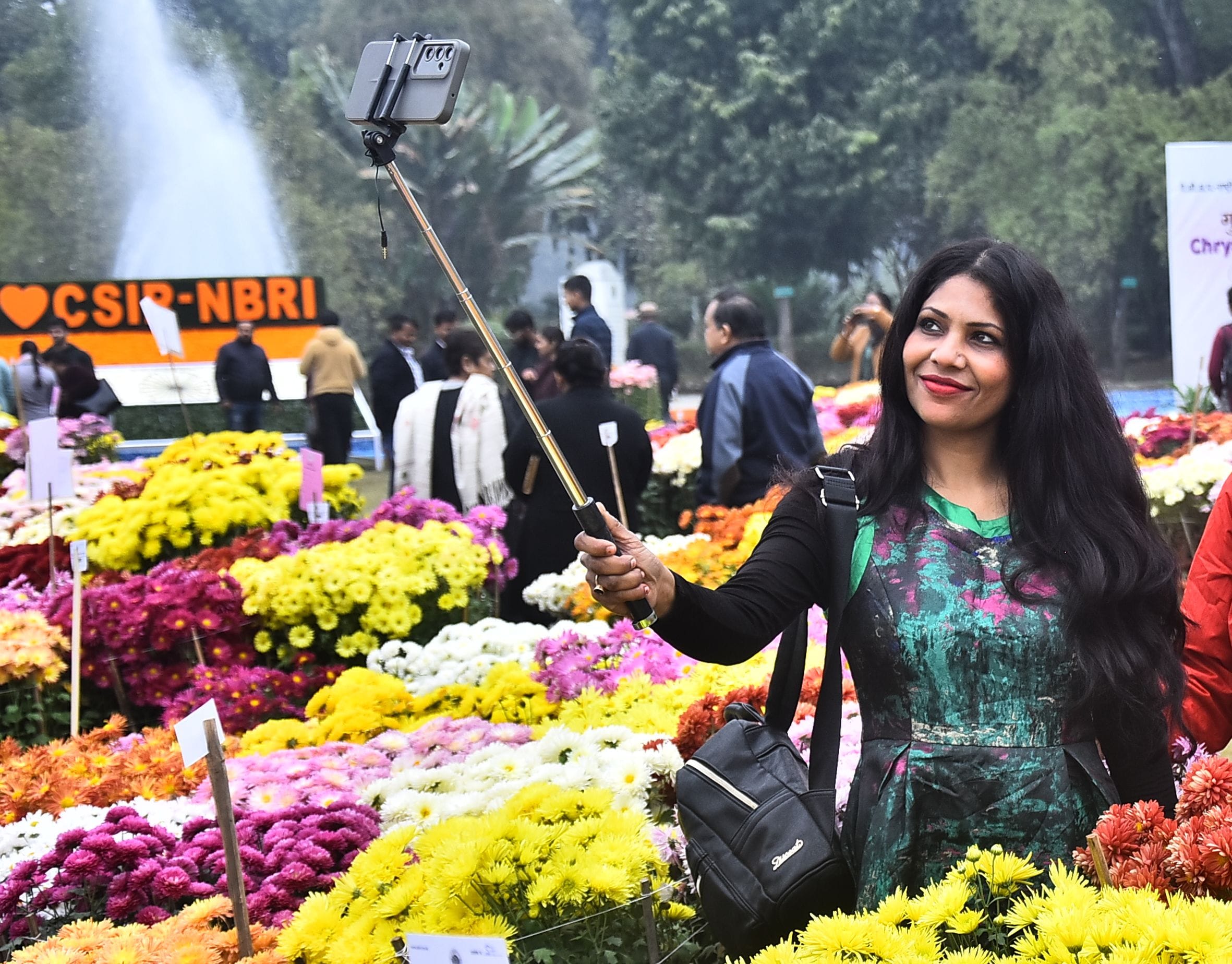 वनस्पति उद्यान स्थित सेंट्रल लॉन में दो दिवसीय गुलदाउदी एवं कोलियस पुष्प प्रदर्शनी–2025 का शुभा