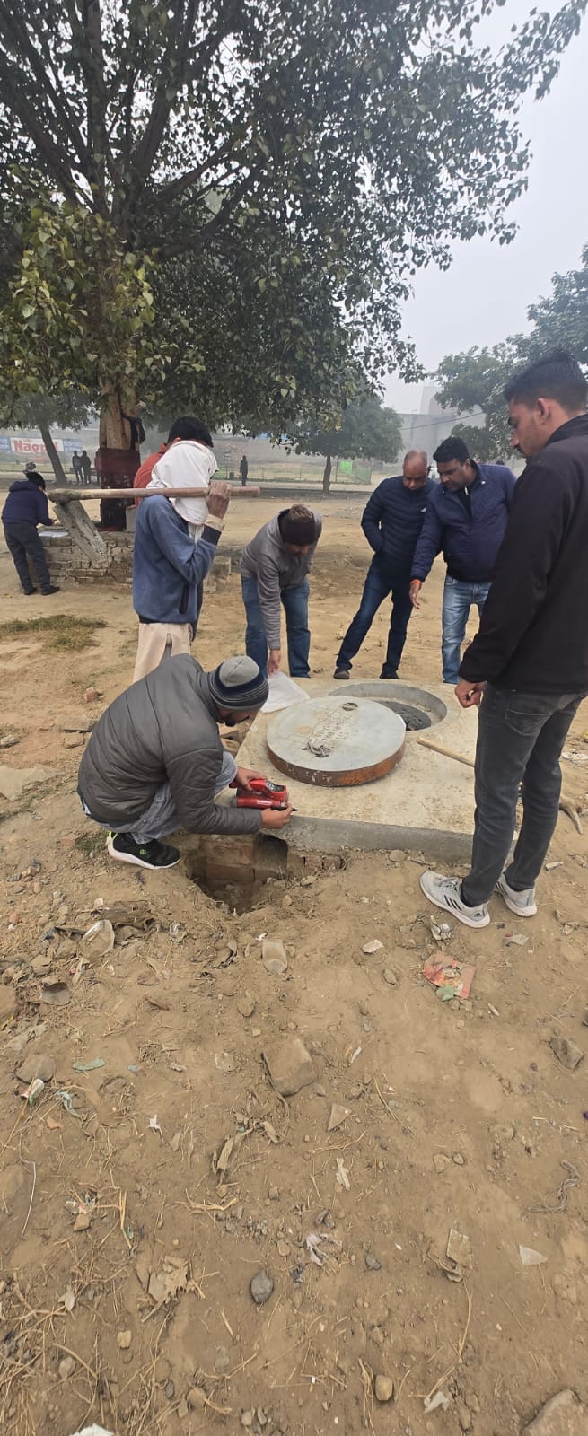 वार्ड-21 में विकास कार्याें के नमूने लेते श्रीराम लैब के कर्मचारी। स्रोत : सोशल मीडिया वार्ड-21 में विकास कार्याें के नमूने लेते श्रीराम लैब के कर्मचारी। स्रोत : सोशल मीडिया