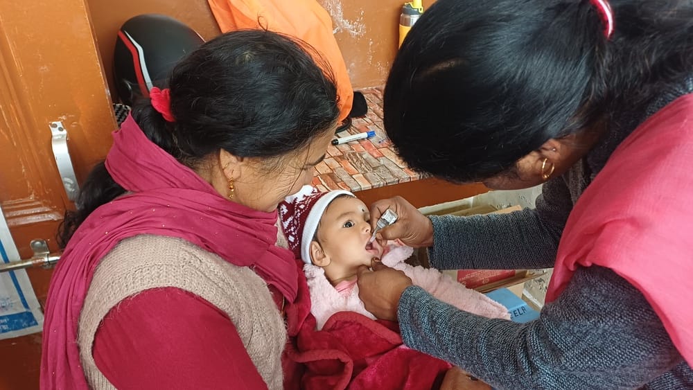 योल के राधा कृष्णा मंदिर धरातल में आयोजित अभियान के दौरान बच्चों को पोलियो की खुराक पिलाते स्वा