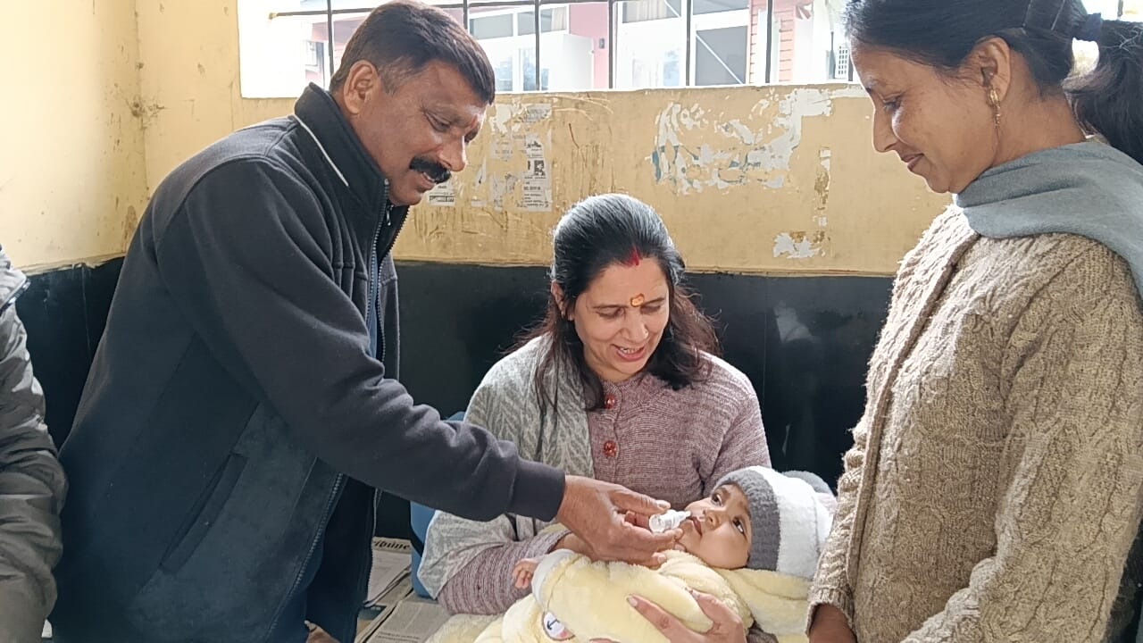 योल के राधा कृष्णा मंदिर धरातल में आयोजित अभियान के दौरान बच्चों को पोलियो की खुराक पिलाते स्वा