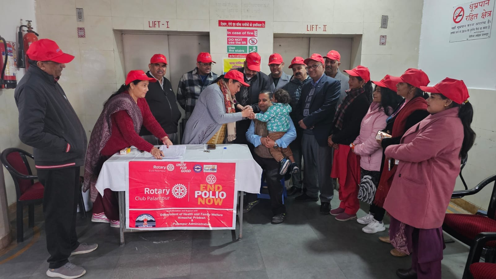 योल के राधा कृष्णा मंदिर धरातल में आयोजित अभियान के दौरान बच्चों को पोलियो की खुराक पिलाते स्वा