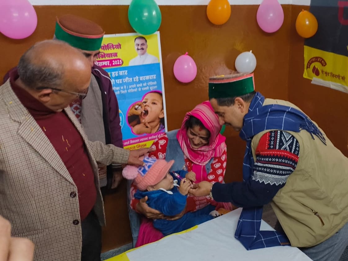 योल के राधा कृष्णा मंदिर धरातल में आयोजित अभियान के दौरान बच्चों को पोलियो की खुराक पिलाते स्वा