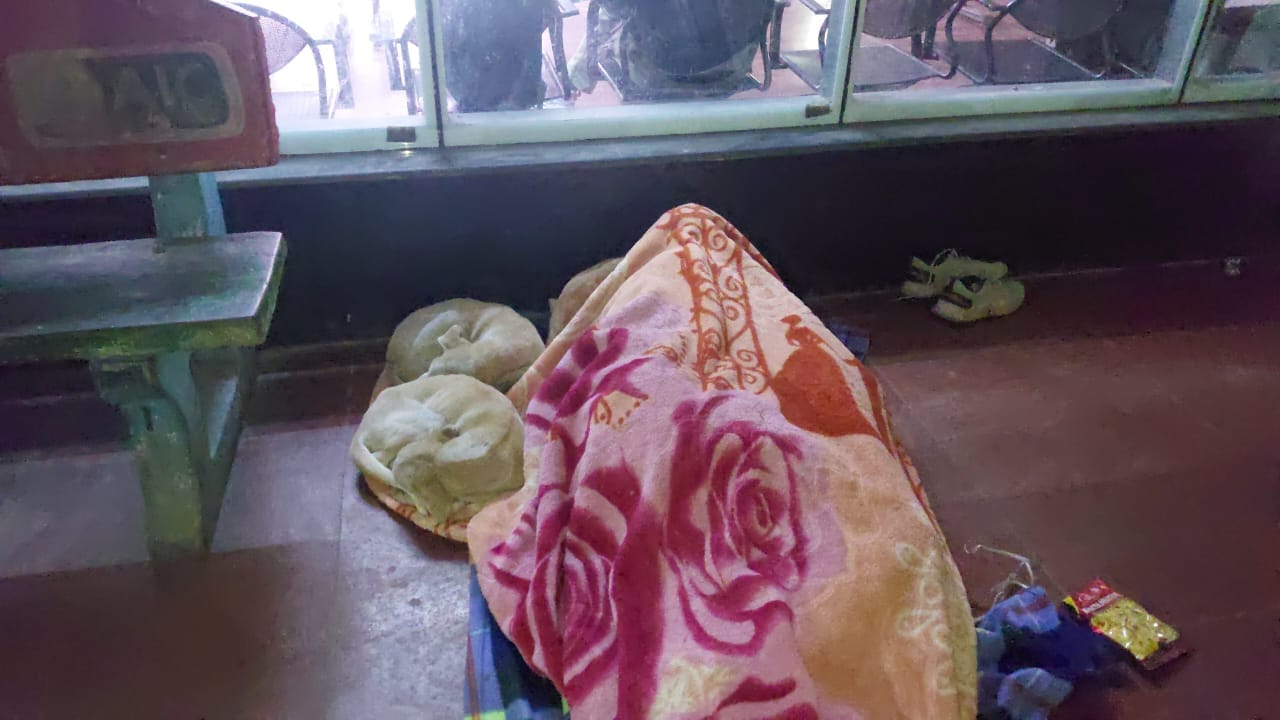 19 : रात करीब 11.30 बजे रेलवे स्टेशन पर खुले आसमान के नीचे सोते मिले लोग। संवाद 19 : रात करीब 11.30 बजे रेलवे स्टेशन पर खुले आसमान के नीचे सोते मिले लोग। संवाद