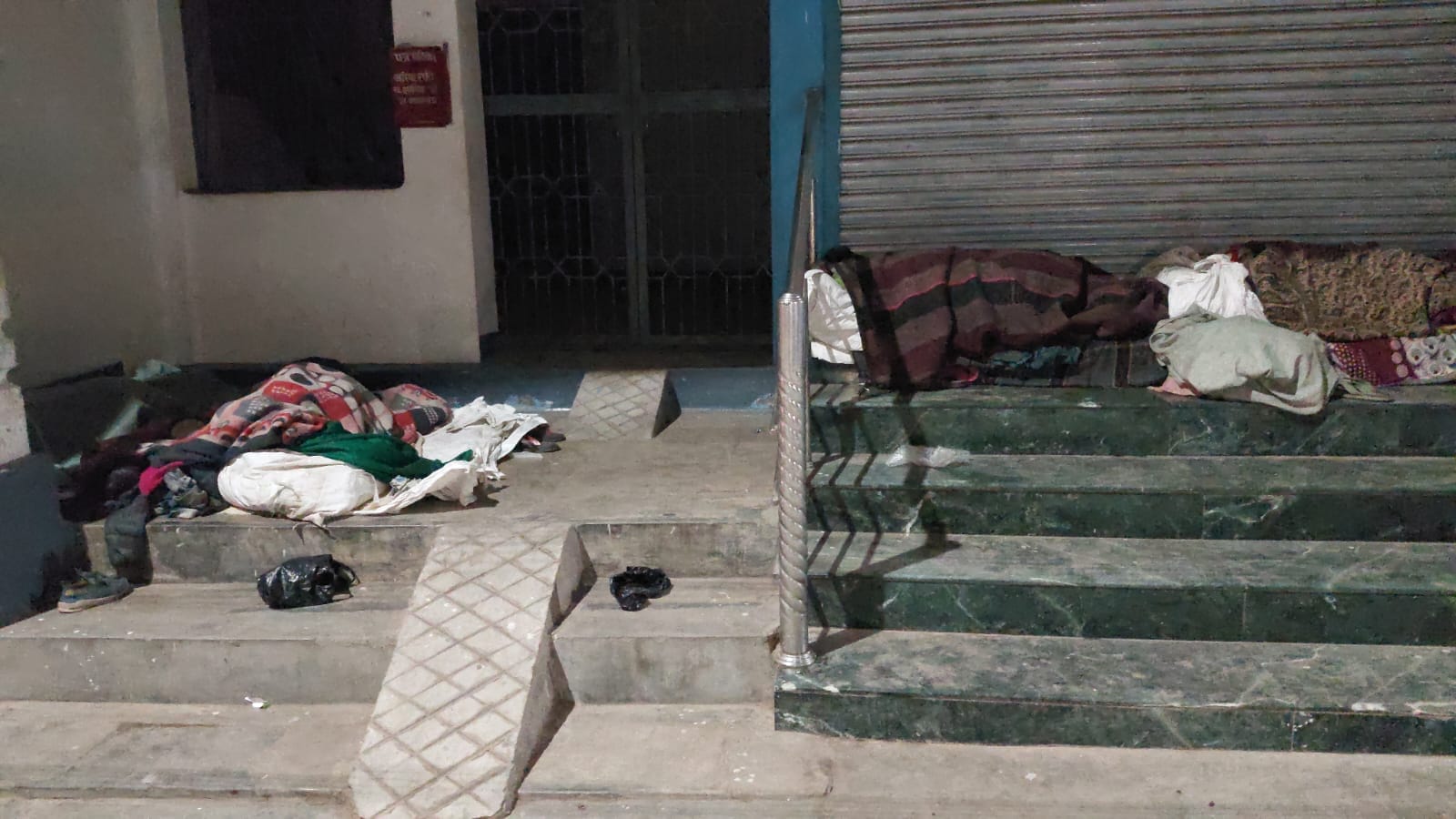 19 : रात करीब 11.30 बजे रेलवे स्टेशन पर खुले आसमान के नीचे सोते मिले लोग। संवाद 19 : रात करीब 11.30 बजे रेलवे स्टेशन पर खुले आसमान के नीचे सोते मिले लोग। संवाद