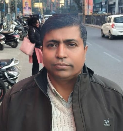 2.. कन्हेली रोड के नजदीक आंबेडकर कॉलोनी में खंभे पर लगा खुला मीटर व लटकी तार। संवाद