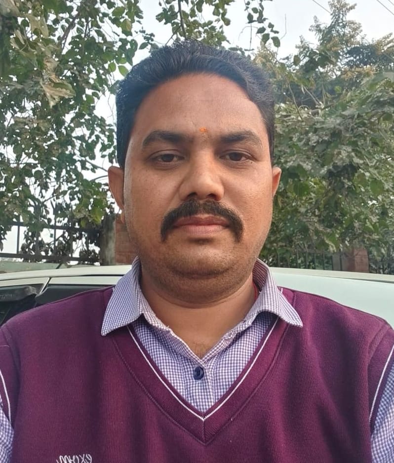 2.. कन्हेली रोड के नजदीक आंबेडकर कॉलोनी में खंभे पर लगा खुला मीटर व लटकी तार। संवाद