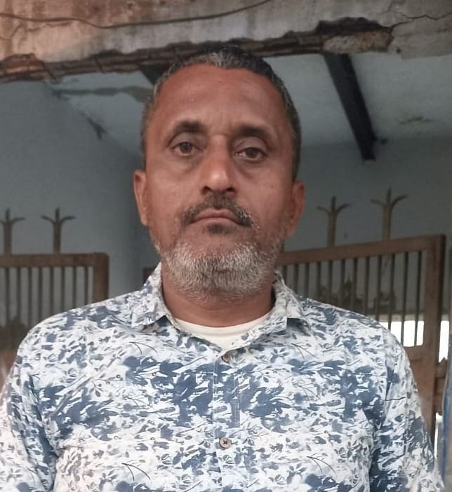 2.. कन्हेली रोड के नजदीक आंबेडकर कॉलोनी में खंभे पर लगा खुला मीटर व लटकी तार। संवाद