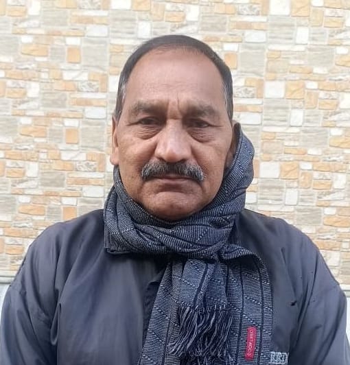 2.. कन्हेली रोड के नजदीक आंबेडकर कॉलोनी में खंभे पर लगा खुला मीटर व लटकी तार। संवाद