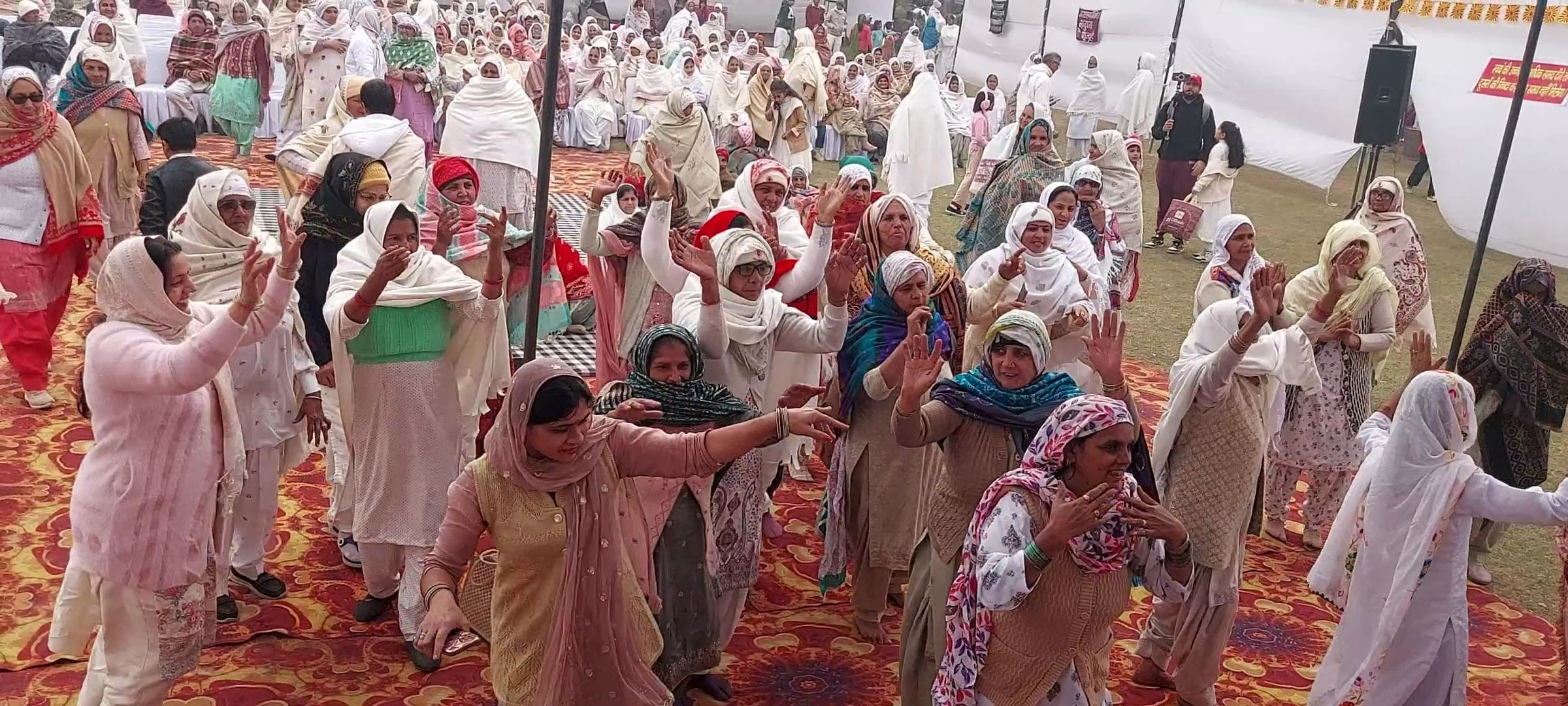 21जेएनडी16:  नवनिर्मित तिमंजिला सेवा केंद्र भवन का विधिवत उद्घाटन करते हुए। स्रोत केंद्र।