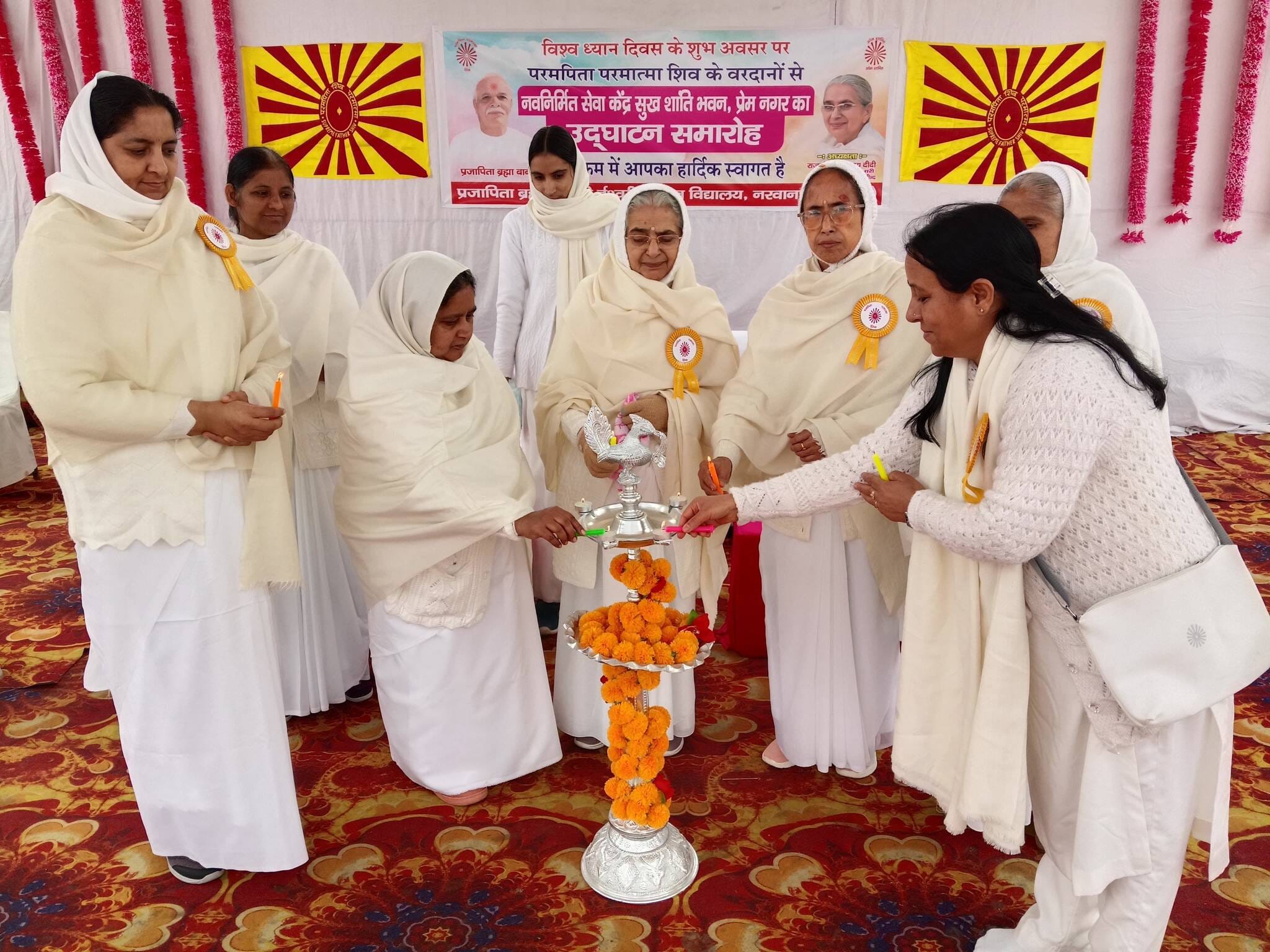 21जेएनडी16:  नवनिर्मित तिमंजिला सेवा केंद्र भवन का विधिवत उद्घाटन करते हुए। स्रोत केंद्र।